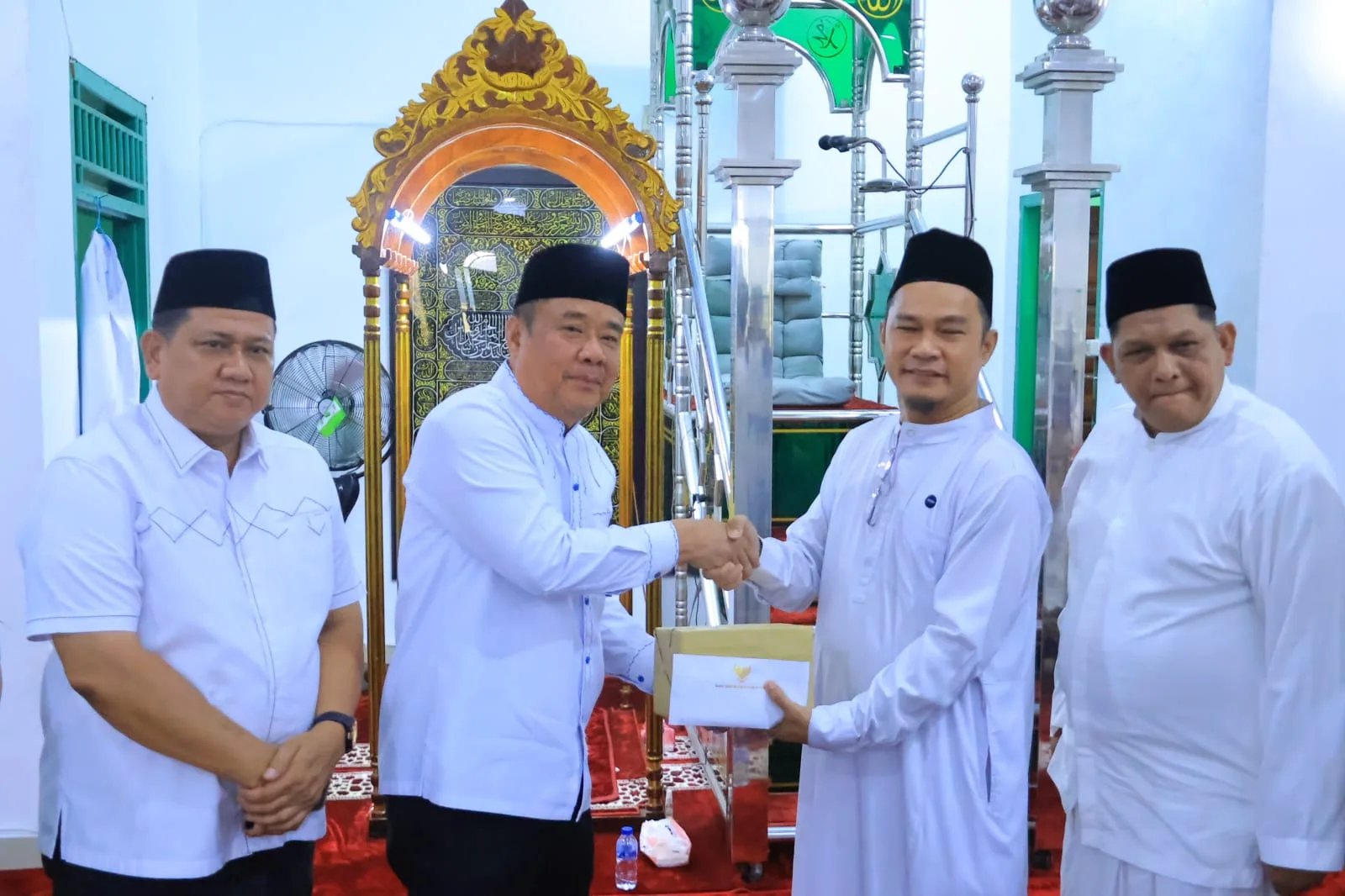Wagub Sumsel Cik Ujang Serahkan Bantuan Al-Qur’an dan Dana Masjid