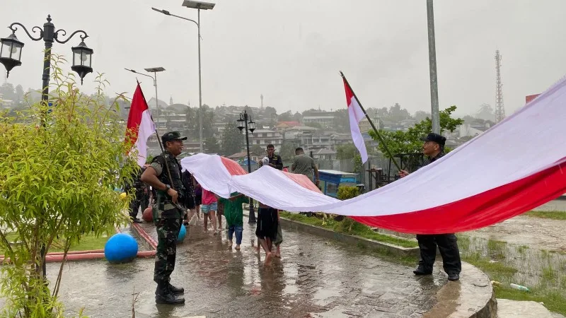 Simbol Persatuan di Ufuk Timur Ratusan Masyarakat dan TNI Gelar Kirab Merah Putih di Kabupaten Fakfak