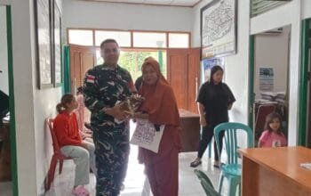 Wujudkan Transparansi, Babinsa Fakfak Kawal Distribusi Sembako Tahap Kedua bagi Ratusan Warga