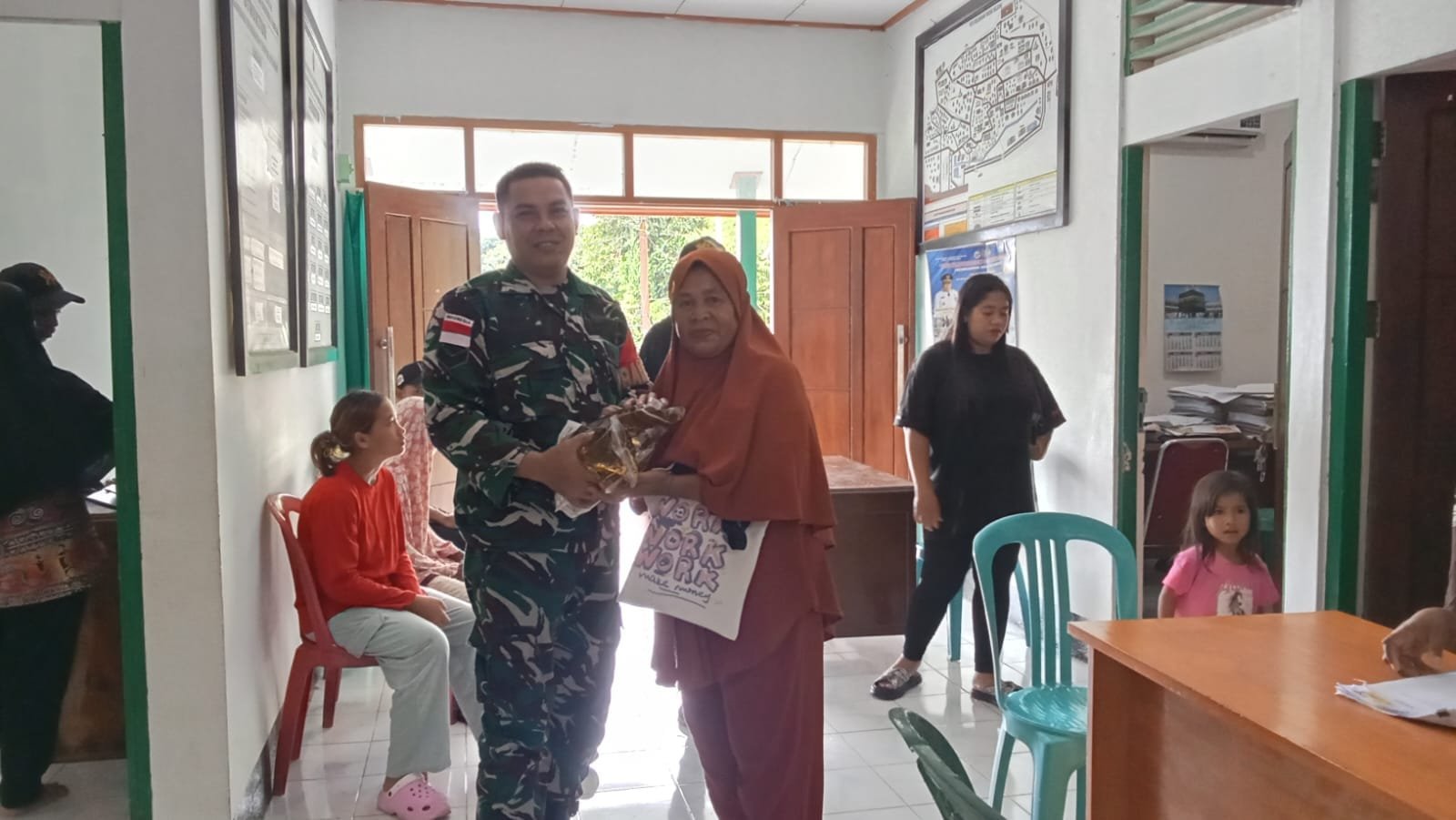 Wujudkan Transparansi, Babinsa Fakfak Kawal Distribusi Sembako Tahap Kedua bagi Ratusan Warga