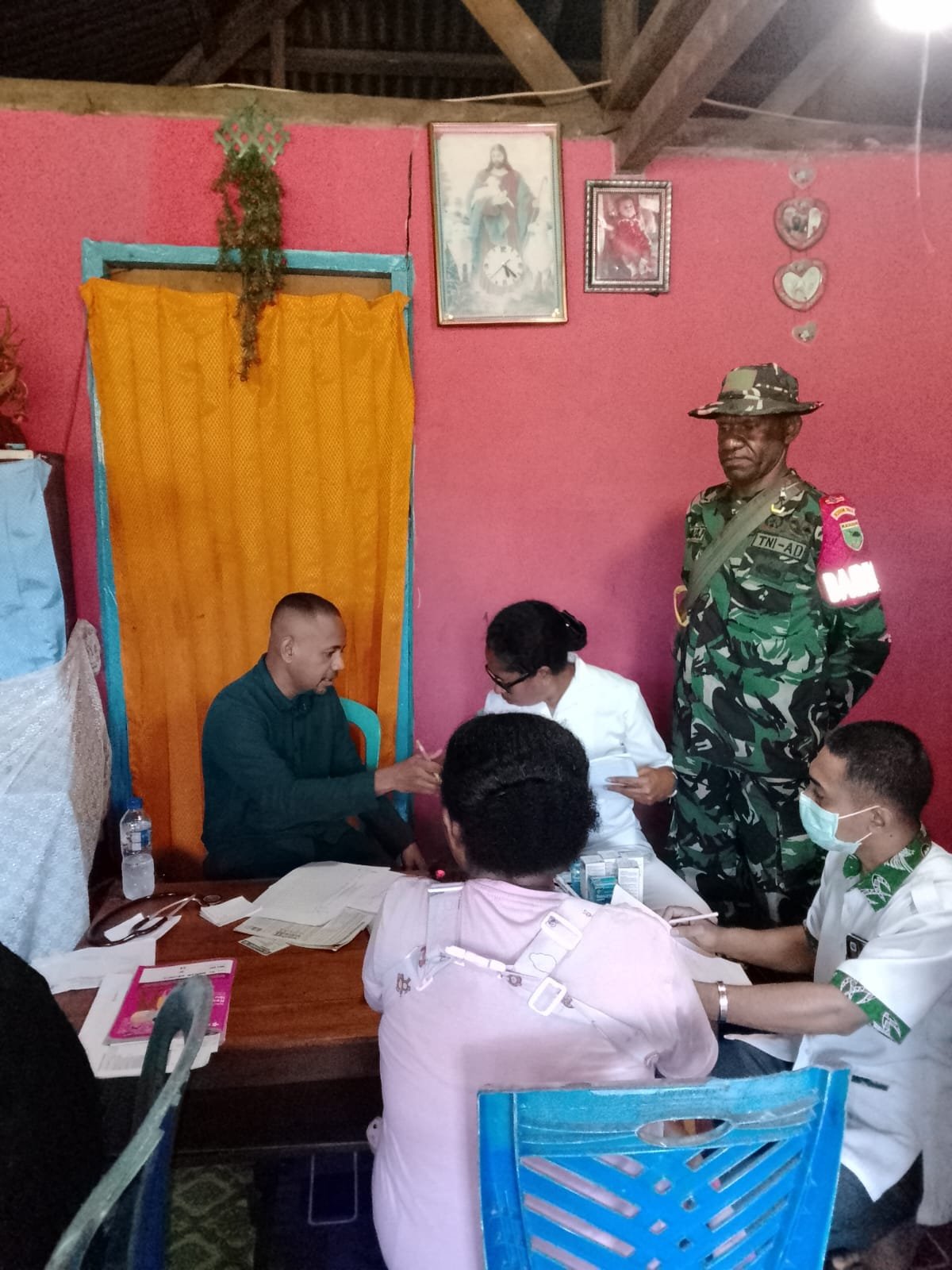 Sinergi Babinsa dan Puskesmas, Wujudkan Generasi Sehat di Kampung Hambriamkindik