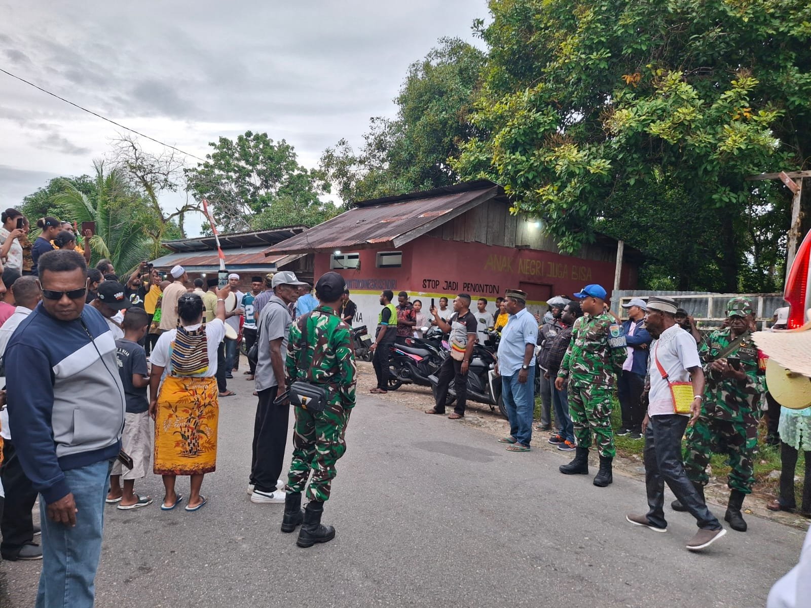 Menapaki 132 Tahun Misi Katolik Papua Kodim 1803 Fakfak Kawal Sakralnya Prosesi Pengantaran Arca Bunda Maria ke Pulau Bone
