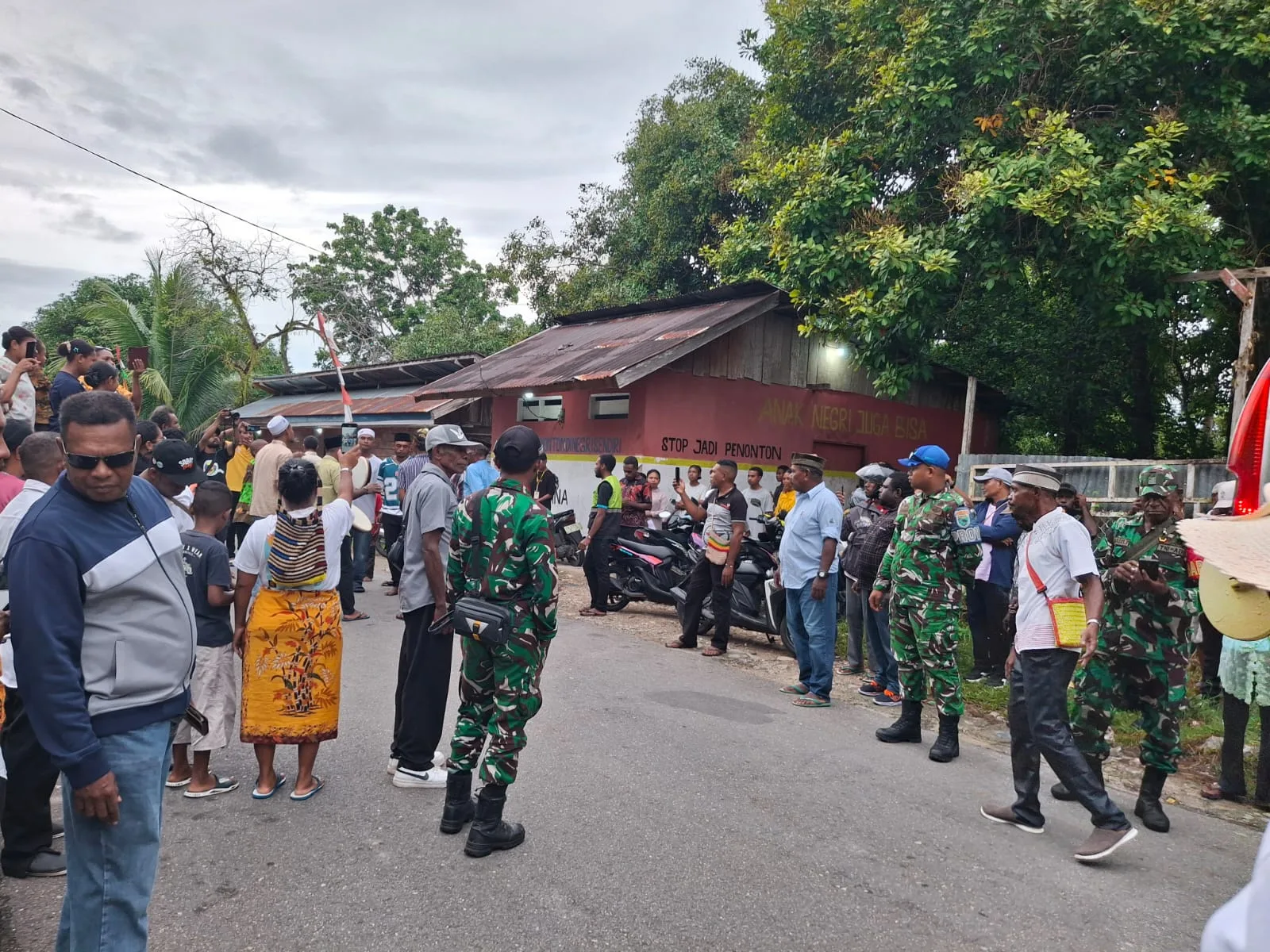 Menapaki 132 Tahun Misi Katolik Papua Kodim 1803 Fakfak Kawal Sakralnya Prosesi Pengantaran Arca Bunda Maria ke Pulau Bone