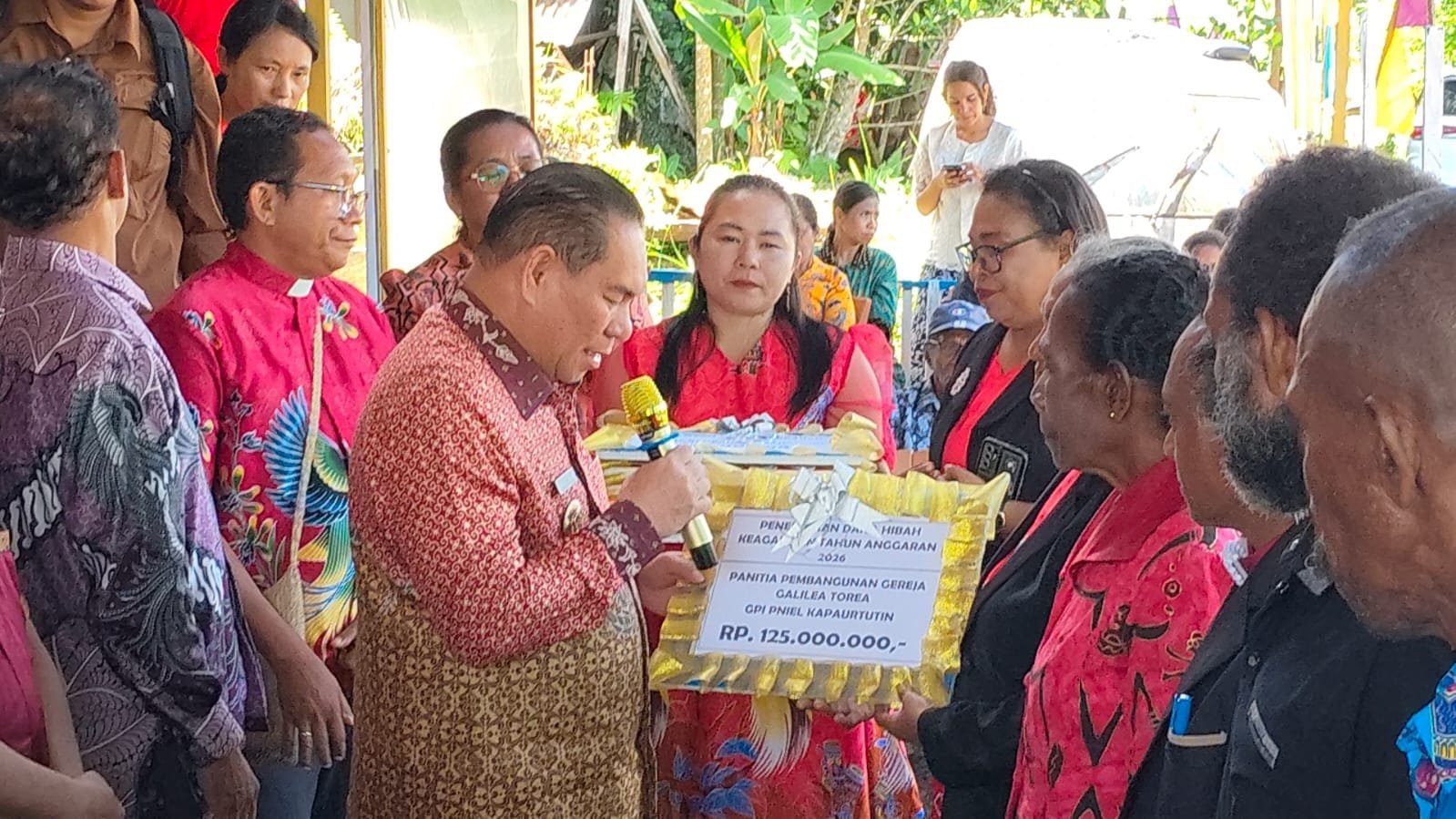 Serahkan Hibah Rp125 Juta Bupati Samaun Dahlan Ajak Masyarakat Jaga Keharmonisan di Fakfak