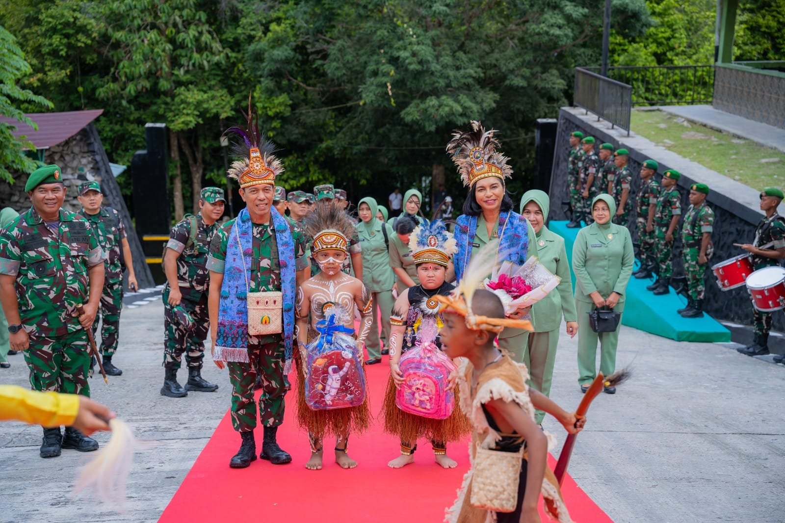 Kunker ke Korem 182/JO Pangdam XVIII/Kasuari Tekankan Profesionalisme Prajurit dan Berbagi Kasih dengan Anak Panti Asuhan