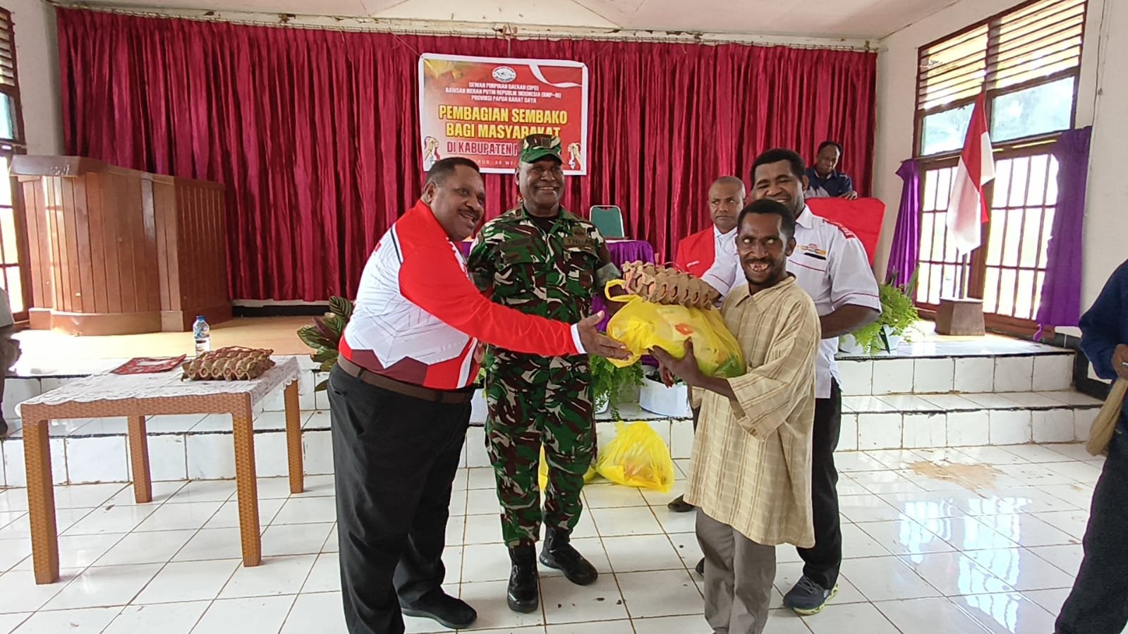 Sentuhan Nyata di Balik Pelantikan, BMP Papua Barat Daya Berbagi untuk Mama-Mama Papua