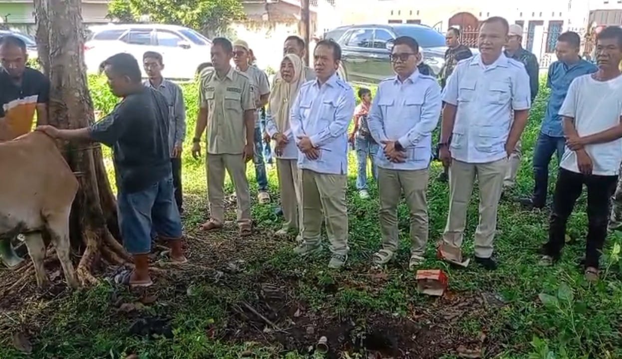 Ketua DPC Gerindra OKI Nanda SH Gelar Pemotongan Hewan Kurban Bersama Masyarakat