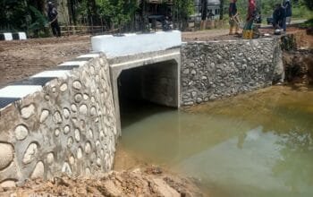Jalan Ambles di Desa Prabu Menang PALI Sudah Bisa Dilintasi Kendaraan