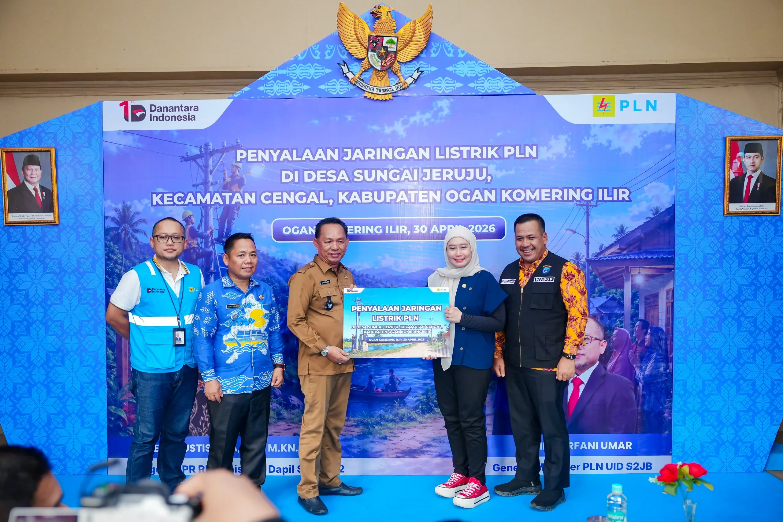 Perjalanan 7 Jam Terbayar, PLN Nyalakan Listrik di Desa Sungai Jeruju
