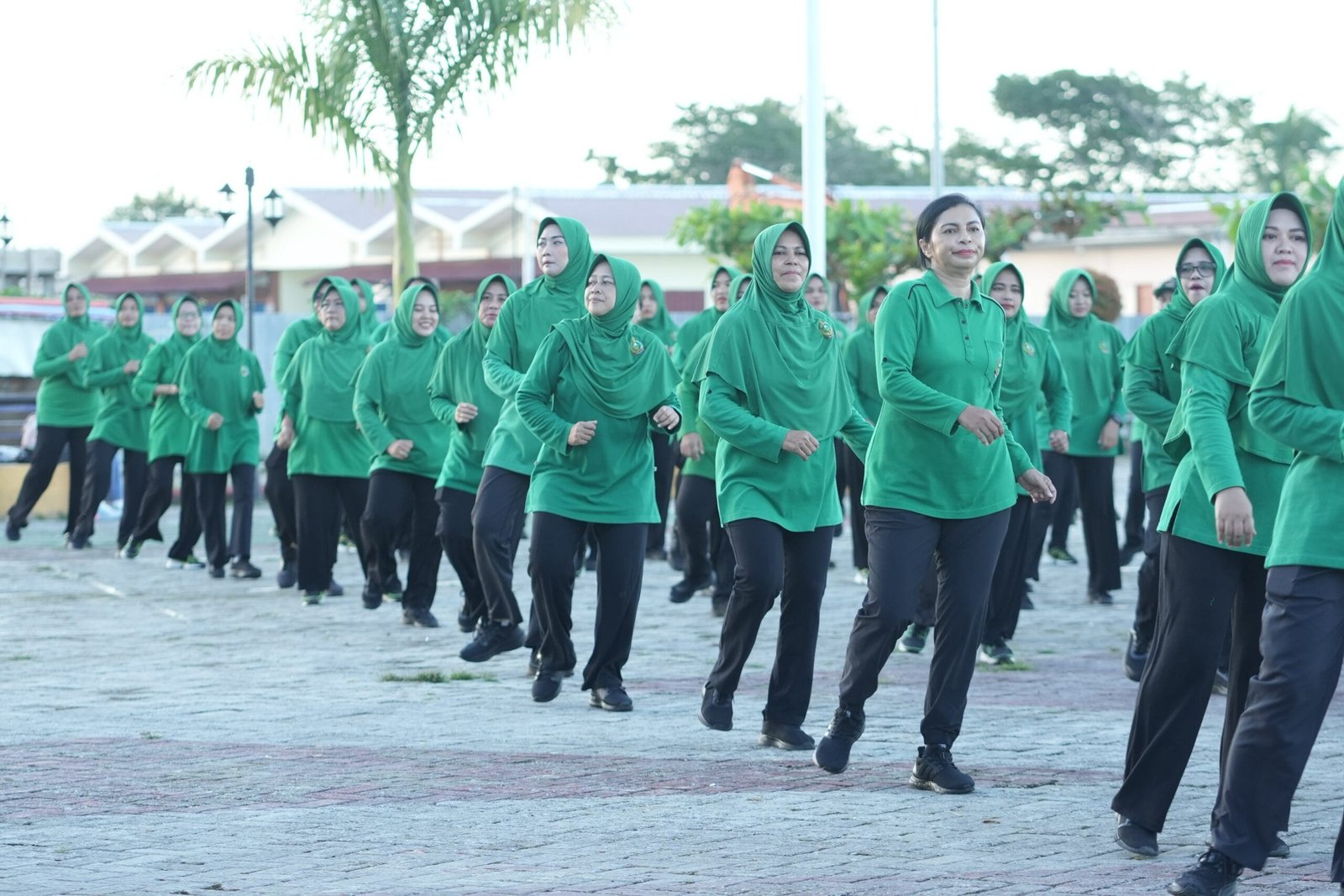 ​Hangatkan Suasana Persit KCK Daerah XVIII Kasuari Gelar Permainan Tradisional di Fakfak