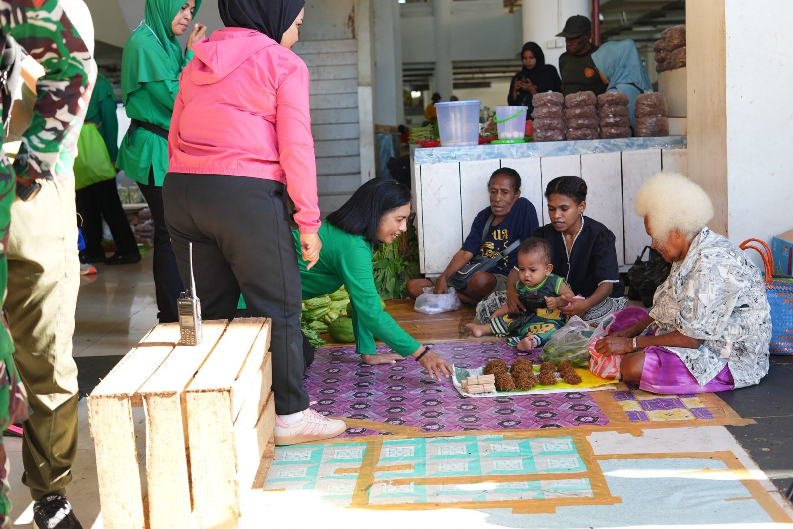 Hangat dan Bersahaja, Ketua Persit KCK Daerah XVIII/Kasuari Sapa dan Belanja di Pasar Thumburuni Fakfak