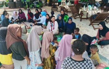 Tanpa Sekat! Ketua Persit KCK Daerah XVIII/Kasuari Sapa dan Bercengkerama dengan Warga Pantai Wambar