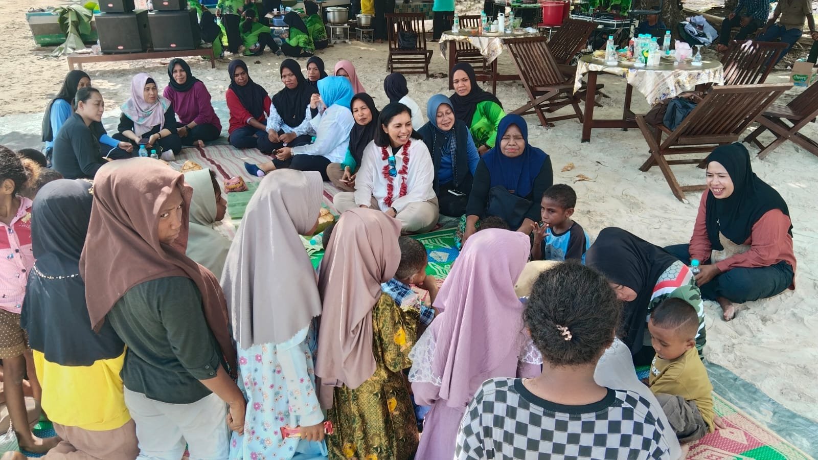 Tanpa Sekat! Ketua Persit KCK Daerah XVIII/Kasuari Sapa dan Bercengkerama dengan Warga Pantai Wambar