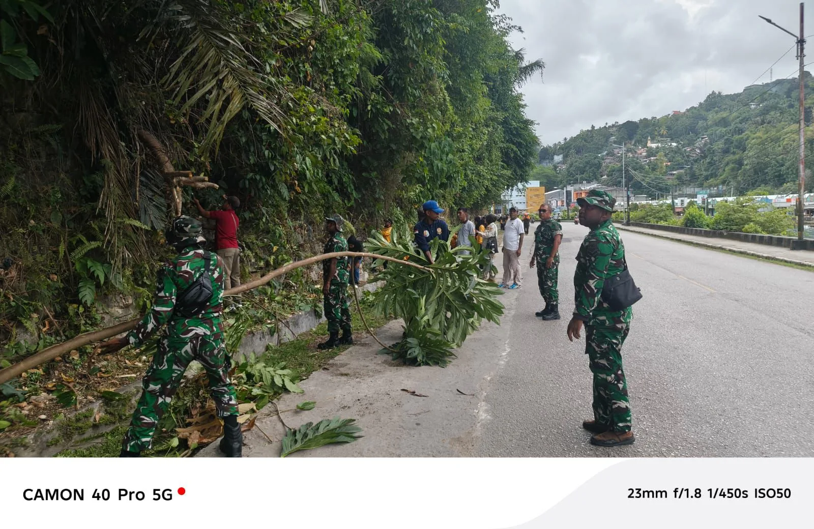 Sinergi TNI dan Warga Fakfak: Aksi “Kamis Bersih” Percantik Wajah Kota