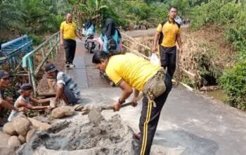 Polsek Jayaloka dan Warga Gotong Royong Perbaiki Tanggul Jembatan Lewat Program BELIDA
