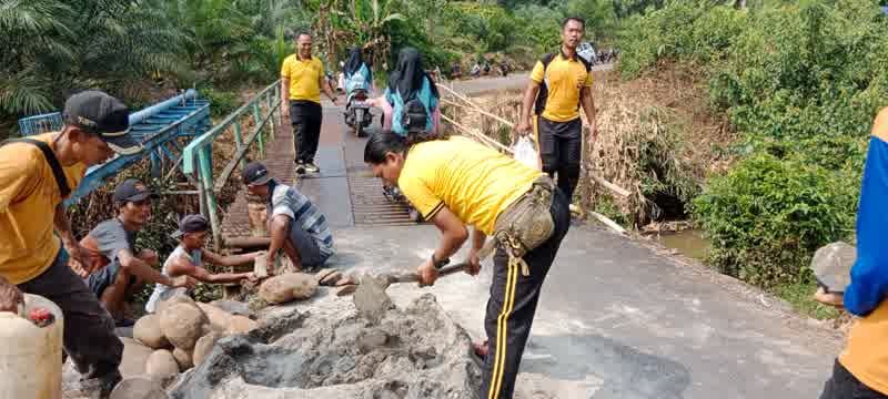 Polsek Jayaloka dan Warga Gotong Royong Perbaiki Tanggul Jembatan Lewat Program BELIDA