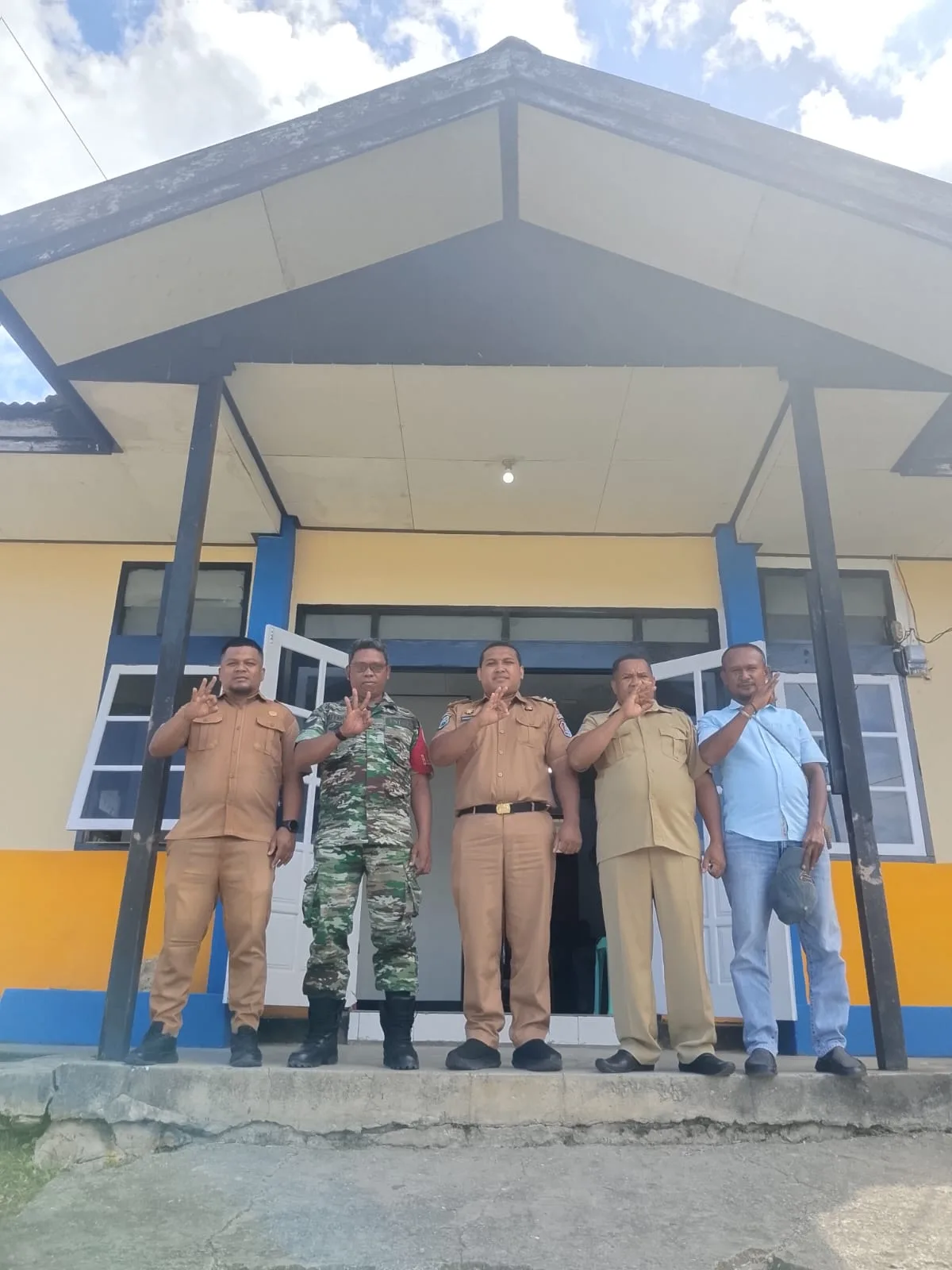 Perkuat Sinergi Kewilayahan Babinsa Koramil Fakfak Gelar Komsos Bersama Lurah Fakfak Utara