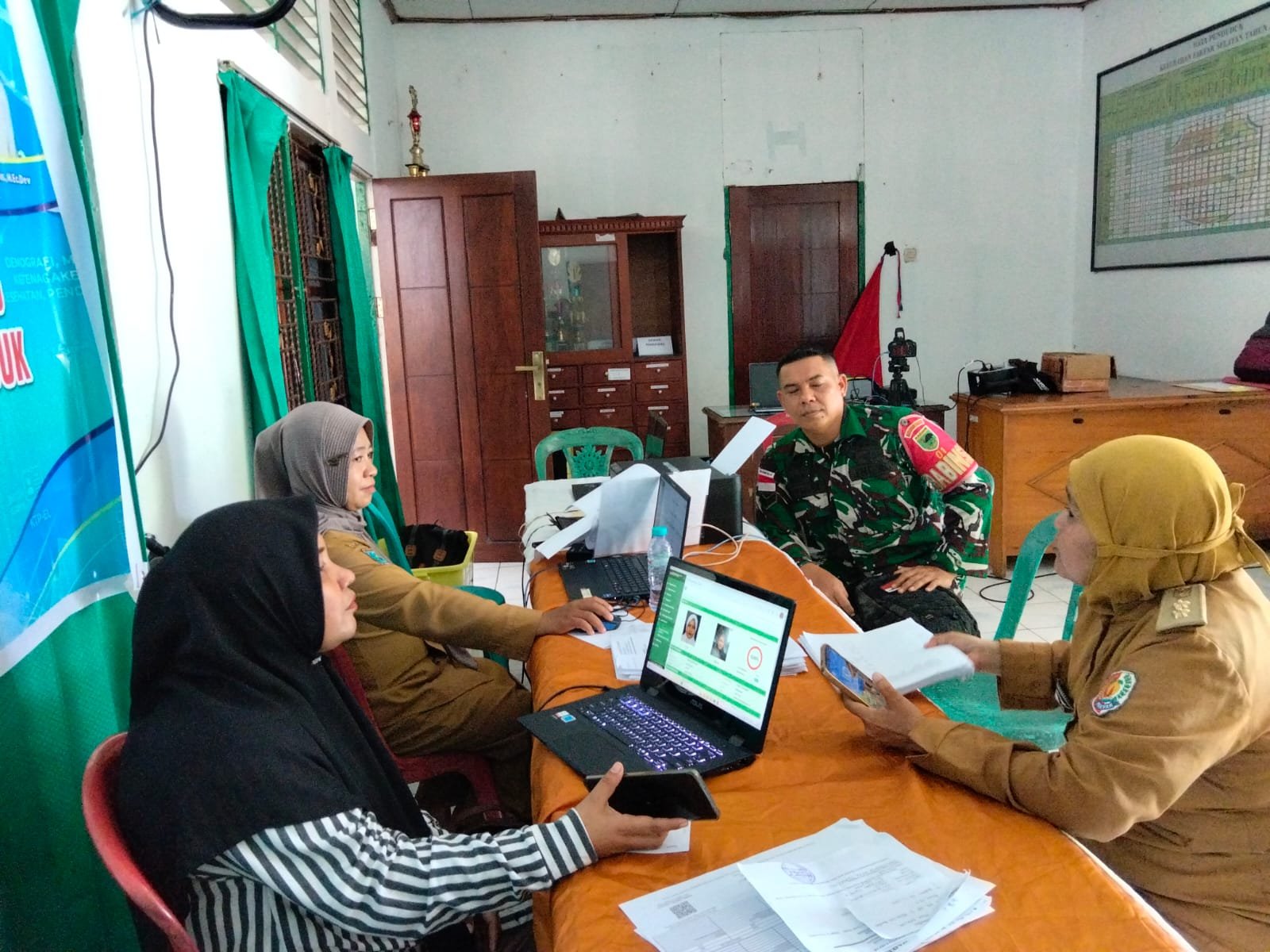 Permudah Layanan Administrasi, Babinsa Koramil 1803-01/Fakfak Dampingi Jemput Bola Dokumen Kependudukan