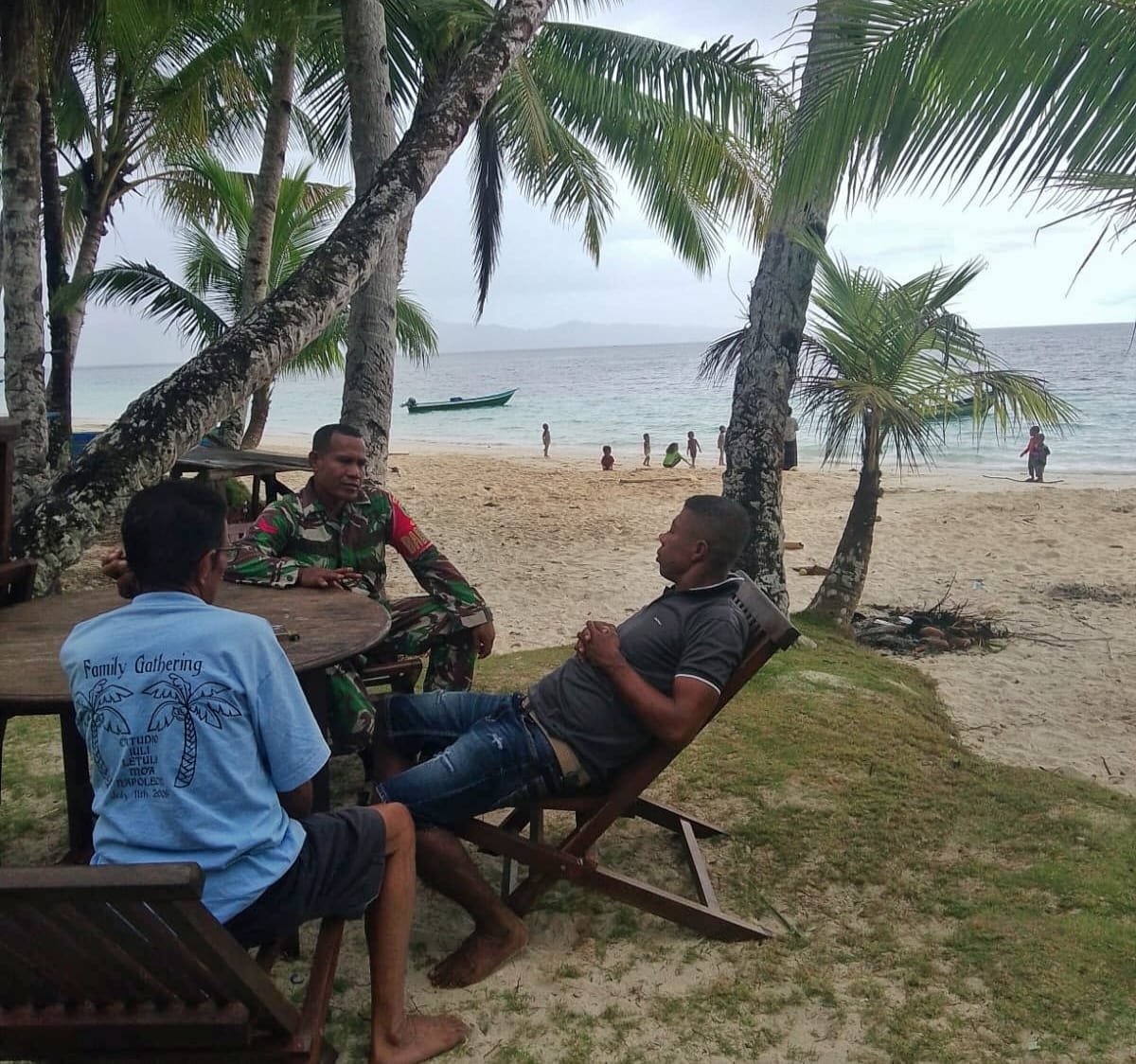 Babinsa Fakfak Timur Ajak Warga Bersihkan Pantai Wambar Demi Dongkrak Potensi Wisata