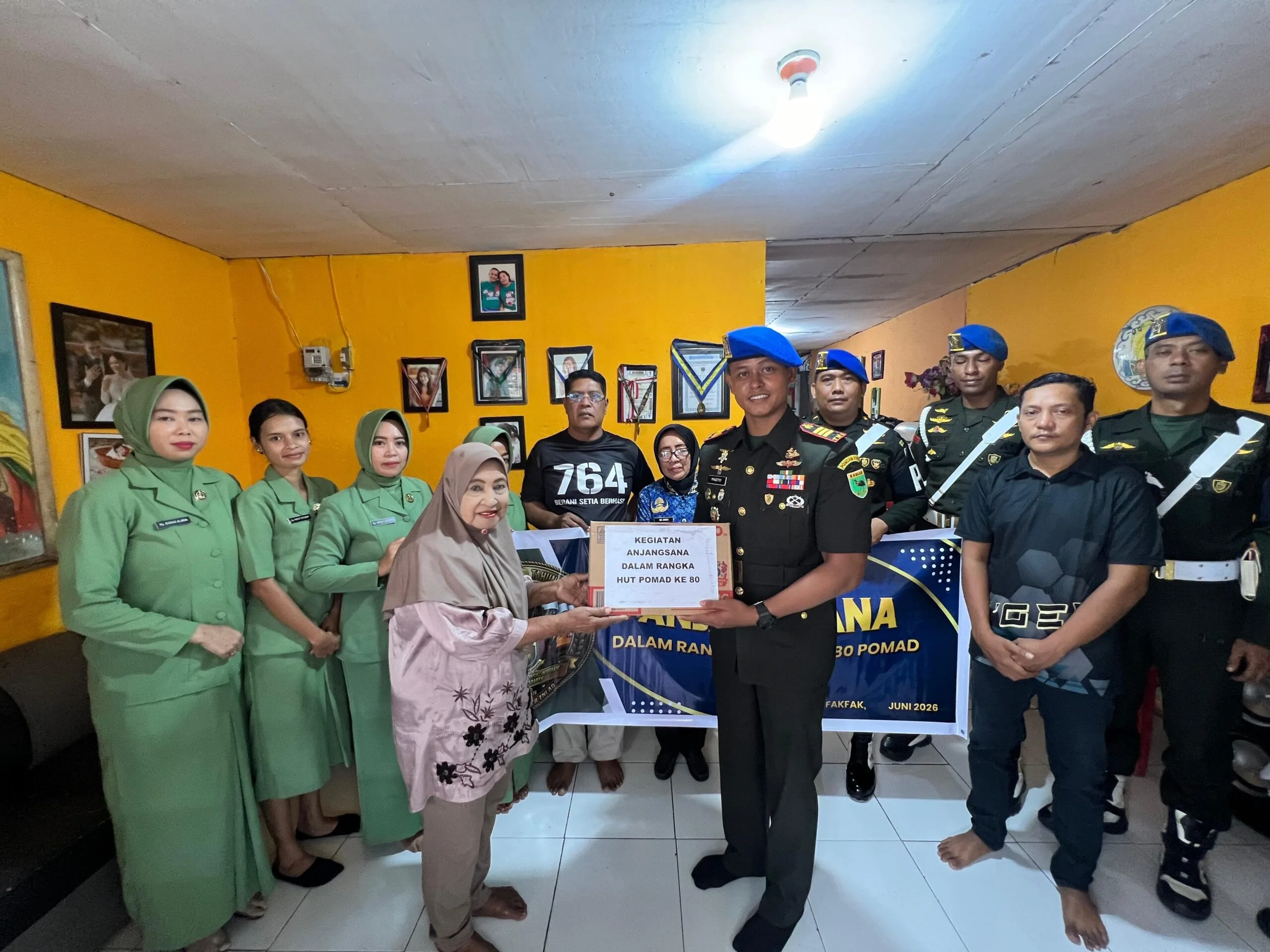 Jaga Tradisi, Subdenpom Fakfak Kunjungi Kediaman Sesepuh di Momen HUT ke-80 Pomad