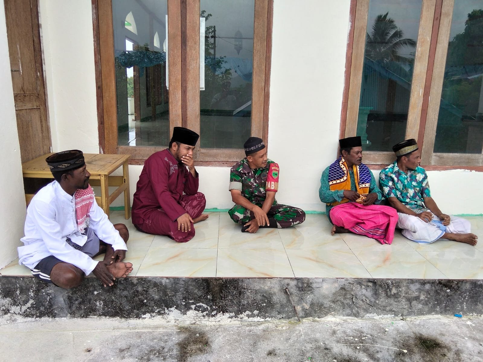 Babinsa Koramil Fakfak Pererat Silaturahmi dengan Tokoh Agama Lewat Komsos