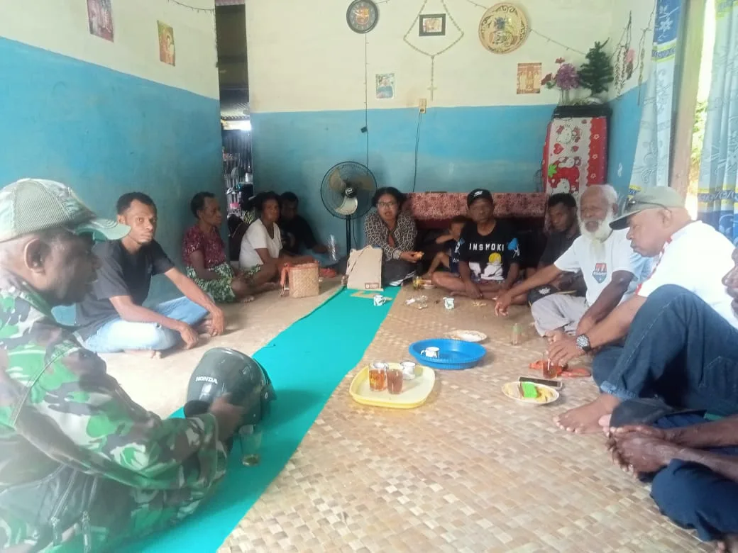 Musyawarah Berbuah Damai: Babinsa Fakfak Timur Sukses Tengahi Konflik Keluarga di Kampung Kwama