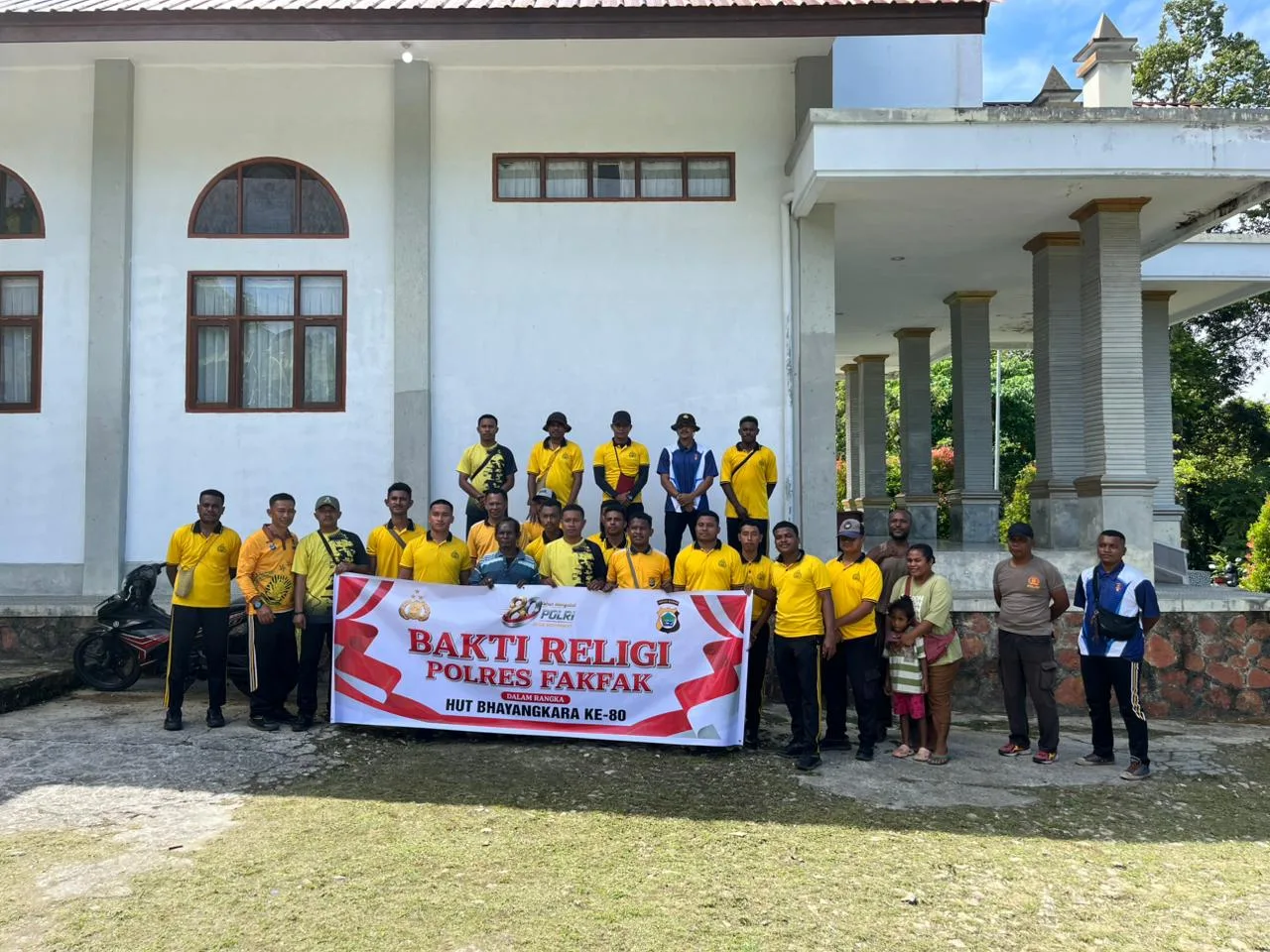 Rawat Kebersamaan ‘Satu Tungku Tiga Batu’, Polres Fakfak Gelar Bhakti Religi Sambut HUT Bhayangkara