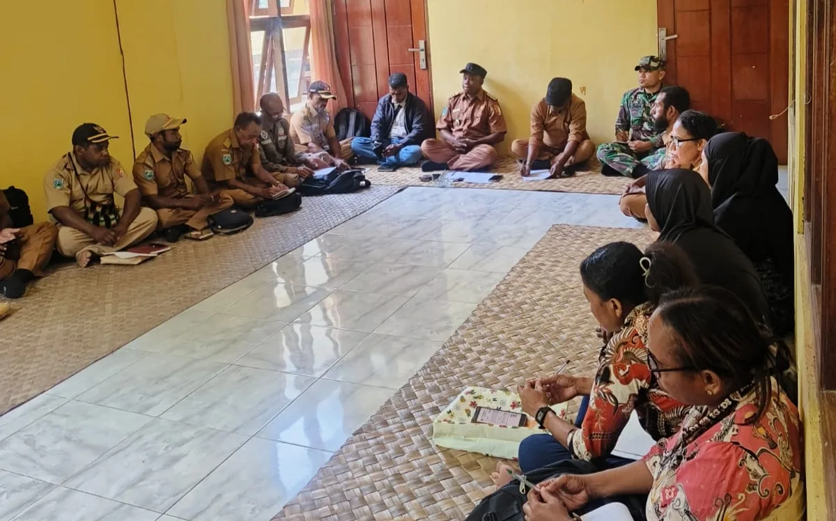 Perkuat Sinergi Pembangunan, Babinsa Kayauni Hadiri Pertemuan Lintas Sektor di Distrik Kayauni