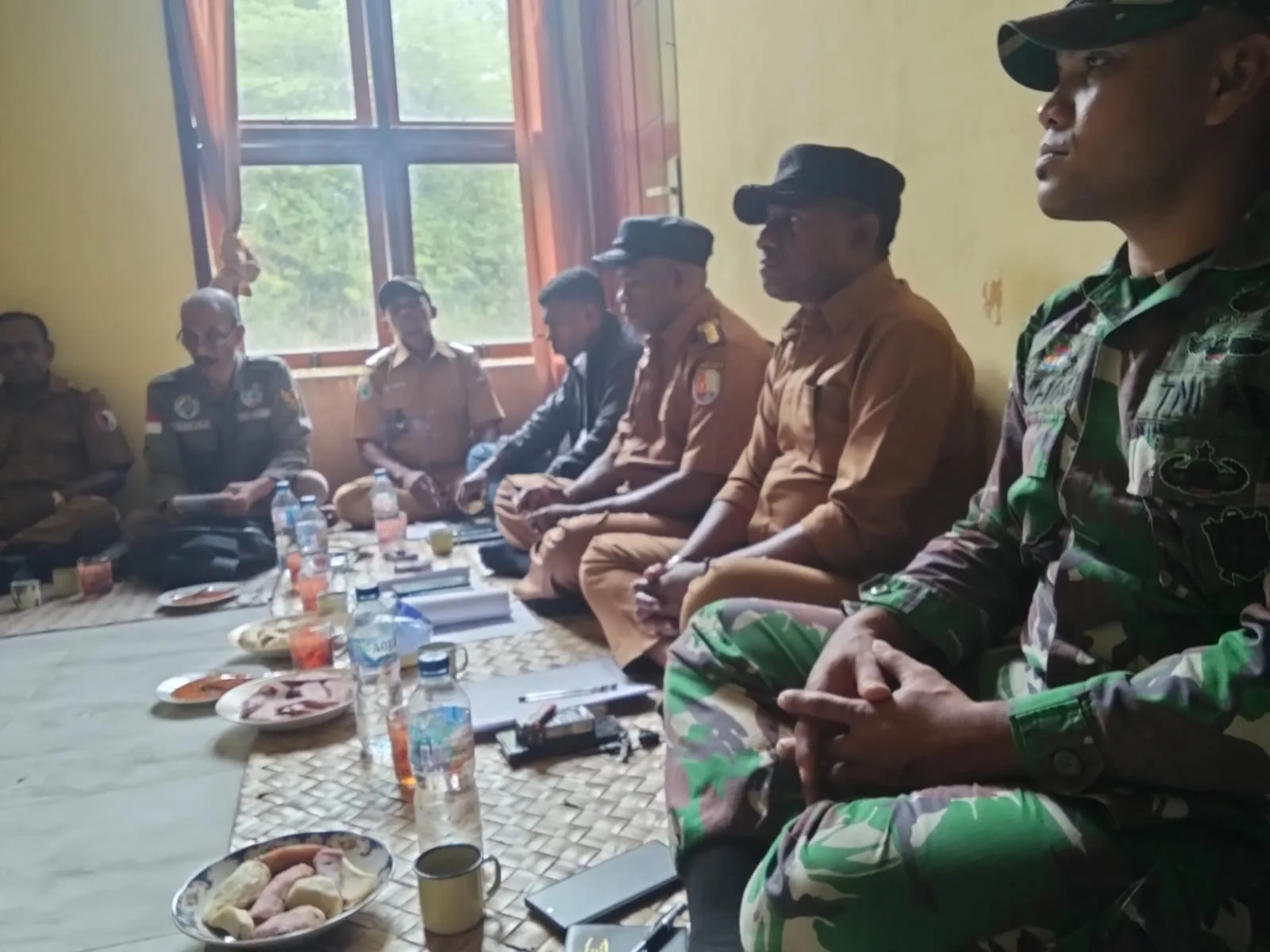 Tradisi Buka Tikar Warnai Rapat Perdana Pemerintah Distrik Kayauni