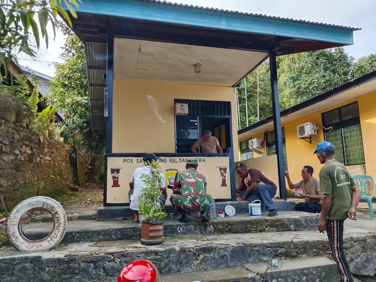 Perkuat Sinergi, Babinsa dan Pospol Fakfak Gelar Aksi Bersih Lingkungan Bersama