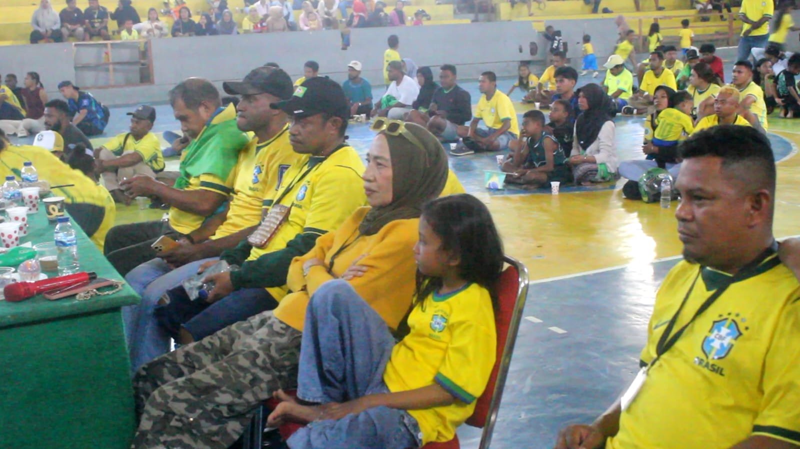 Hangatnya Kebersamaan di GOR Krapangit Gewab, TNI dan Fan Brazil Nobar Piala Dunia 2026
