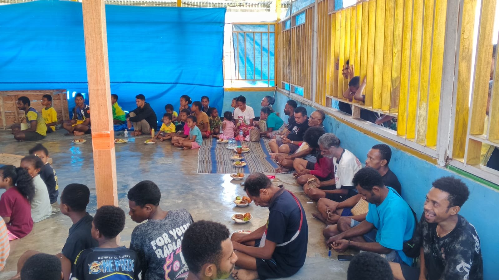 Dari Berbagai Kampung, Warga Kramamongga Tumpah Ruah Nobar Bersama H. Saleh Siknun