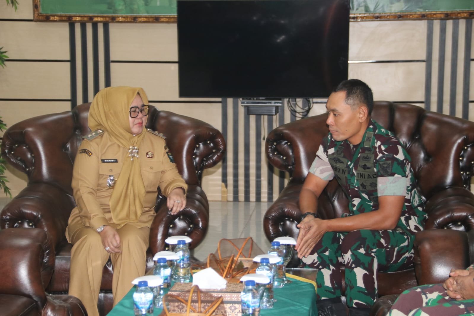 Kunjungi Kodim 0404 Muara Enim, Plt Bupati Sumarni Ajak TNI Bersinergi Kawal Stabilitas Daerah