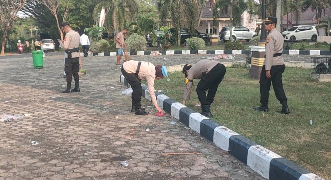Usai Amankan Aksi Unjuk Rasa, Polres OKU Timur Bersihkan Sampah di Lingkungan Pemkab