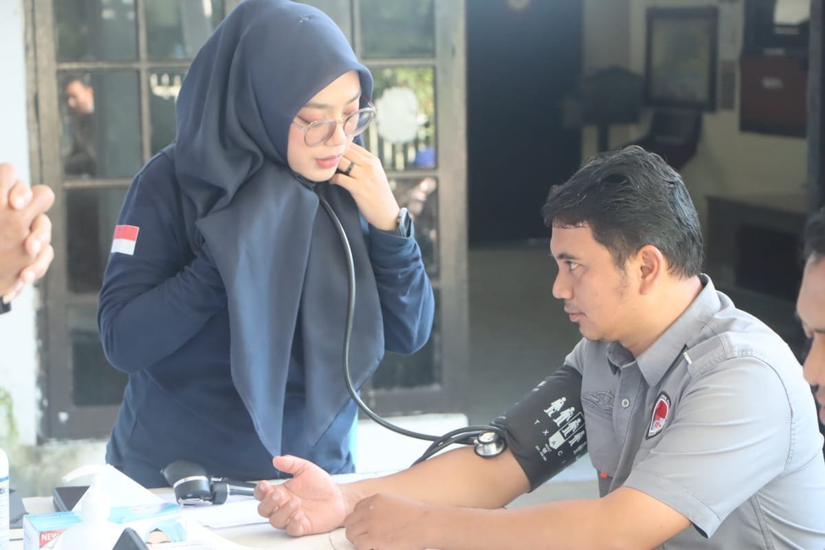Rayakan HUT Bhayangkara ke-80, Polres Fakfak Gelar Bakti Kesehatan Gratis untuk Masyarakat
