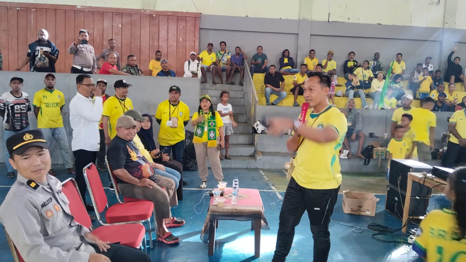 Hangatnya Kebersamaan di GOR Fakfak, Dandim 1803 Nobar Bersama Penggemar Brazil