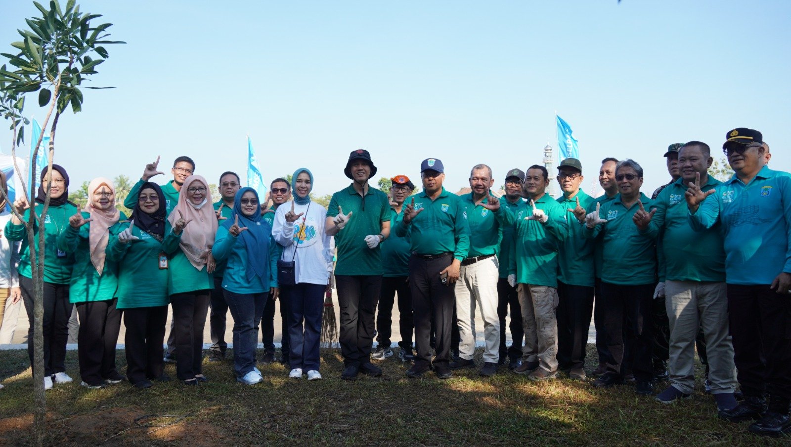 Pimpin Aksi Bersih Lingkungan, Muchendi Ajak Warga OKI Jadikan Kebersihan Sebagai Budaya