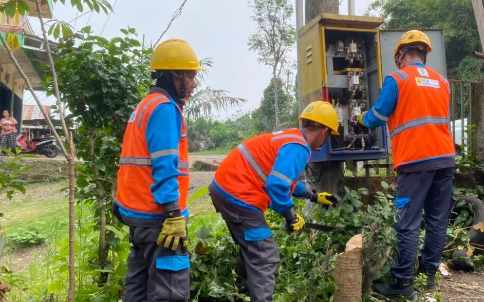 PLN Lakukan Pemeliharaan Gardu Distribusi di Talang Gunung