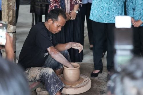Hj Feby Turun ke Sentra Gerabah Banyuasin, Ini Aksinya