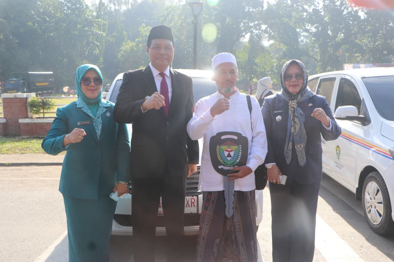 Dukung Pendidikan Keagamaan, Bupati Muara Enim Serahkan Hibah Mobil Operasional untuk 6 Pondok Pesantren