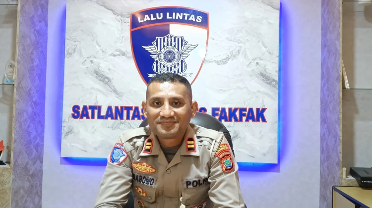 ​Satlantas Polres Fakfak Gencar Ingatkan Warga Wajib Gunakan Helm Saat Berkendara