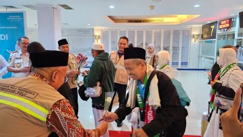 Bukan Dipersulit, Ini Alasan Zamzam Dilarang Masuk Koper