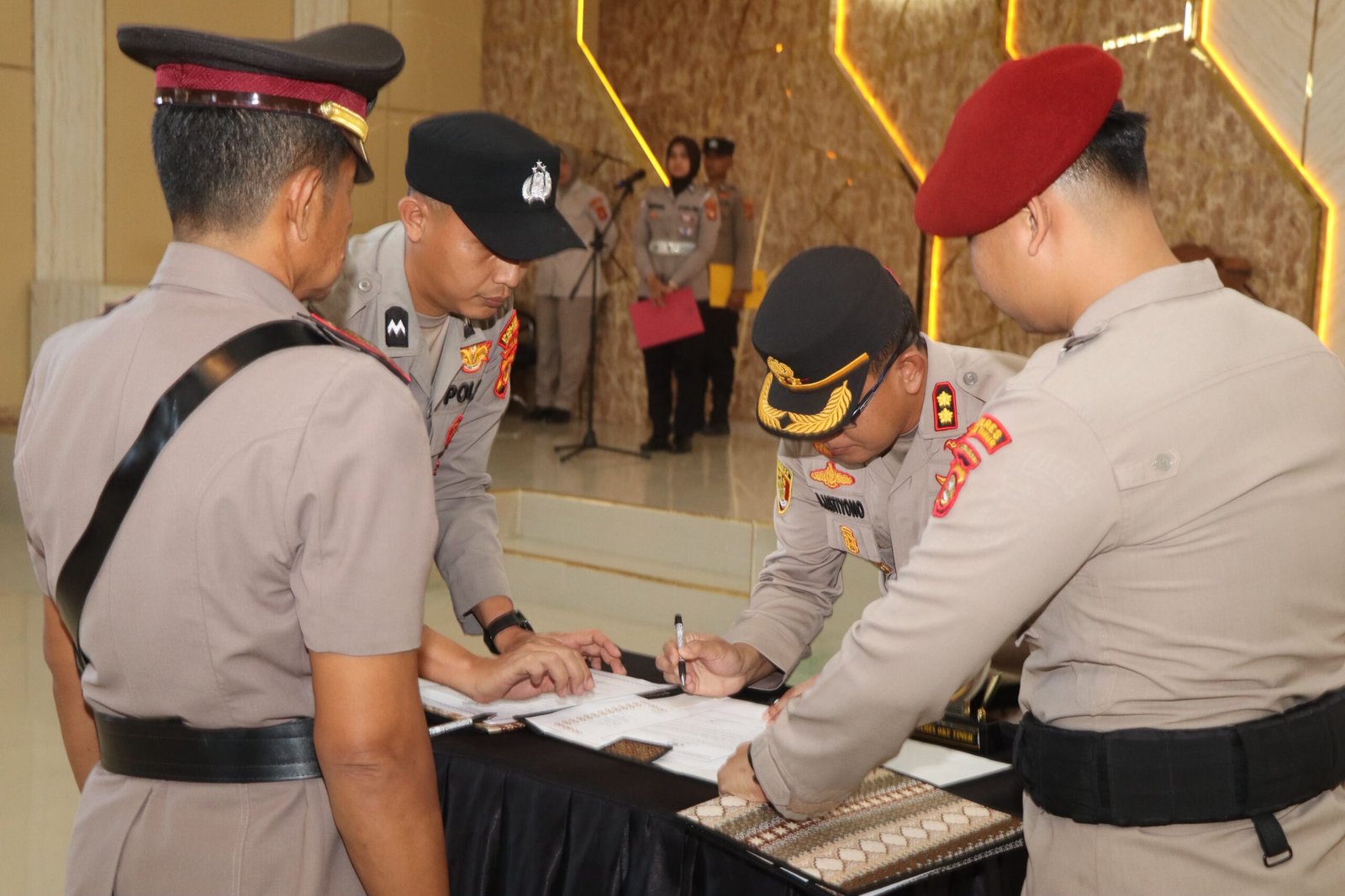 Kapolres OKU Timur Pimpin Pelantikan Ps Kabag SDM dan Kasi Humas
