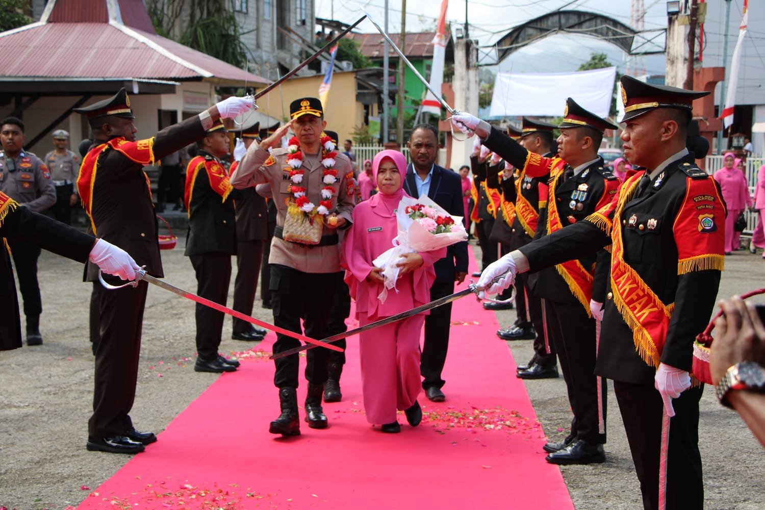 Nuansa Adat dan Pedang Pora Sambut AKBP Naim Ishak, Babak Baru Kepemimpinan Polres Fakfak Dimulai