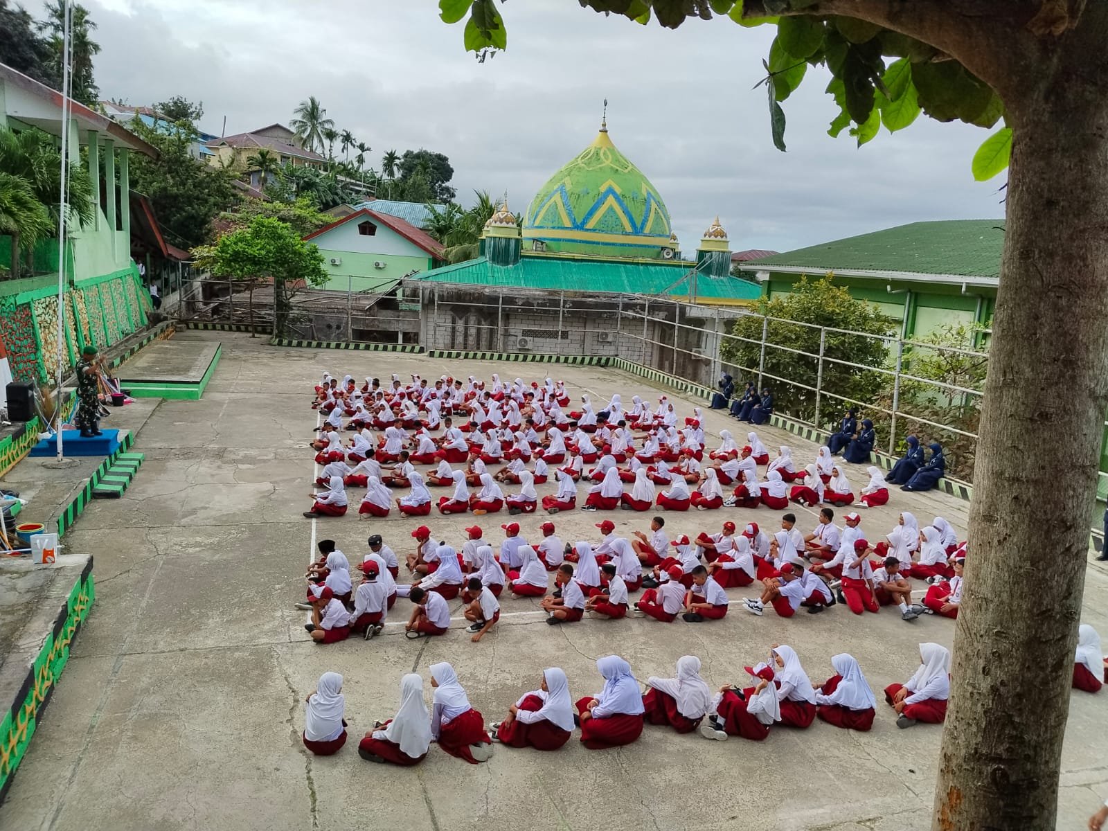 Babinsa Koramil Fakfak Tanamkan Disiplin dan Cinta Lingkungan kepada 192 Siswa Baru MTSN Fakfak