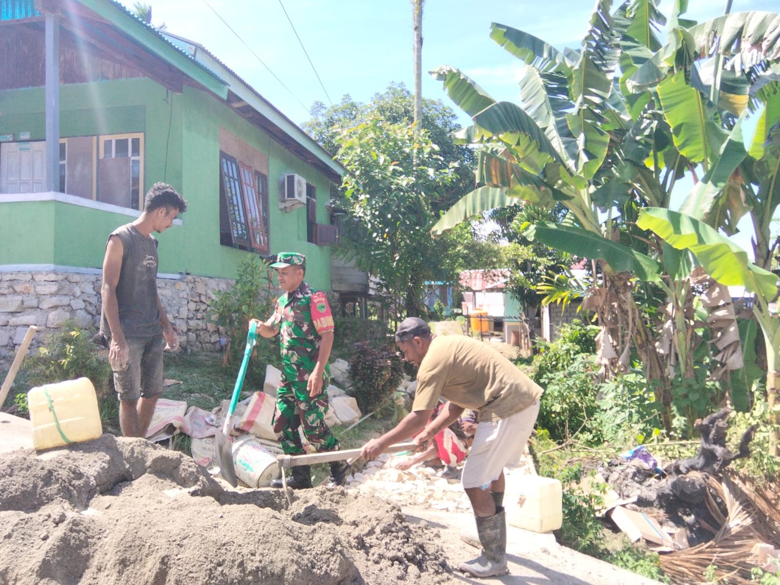 Karya Bakti Babinsa dan Warga Dorong Pembangunan Jalan Setapak di Kampung Nemewikarya