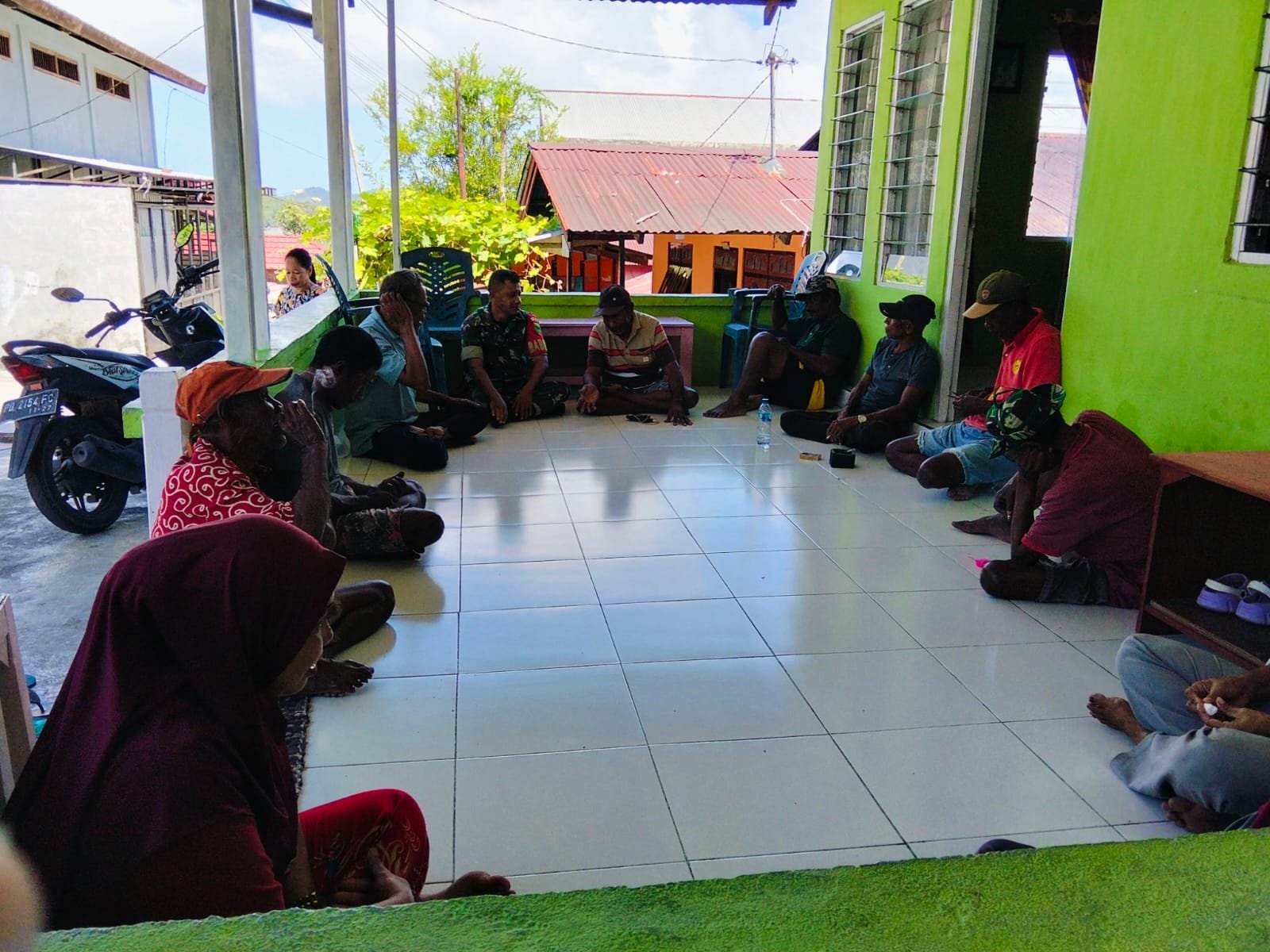 Perkuat Regulasi Kampung Nemewikarya, Babinsa Gelar Komsos Bersama Tokoh Masyarat