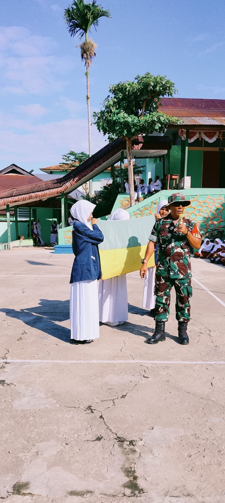 Tumbuhkan Jiwa Patriotisme, Babinsa Ajarkan Tata Cara Pengibaran Bendera kepada Siswa Baru