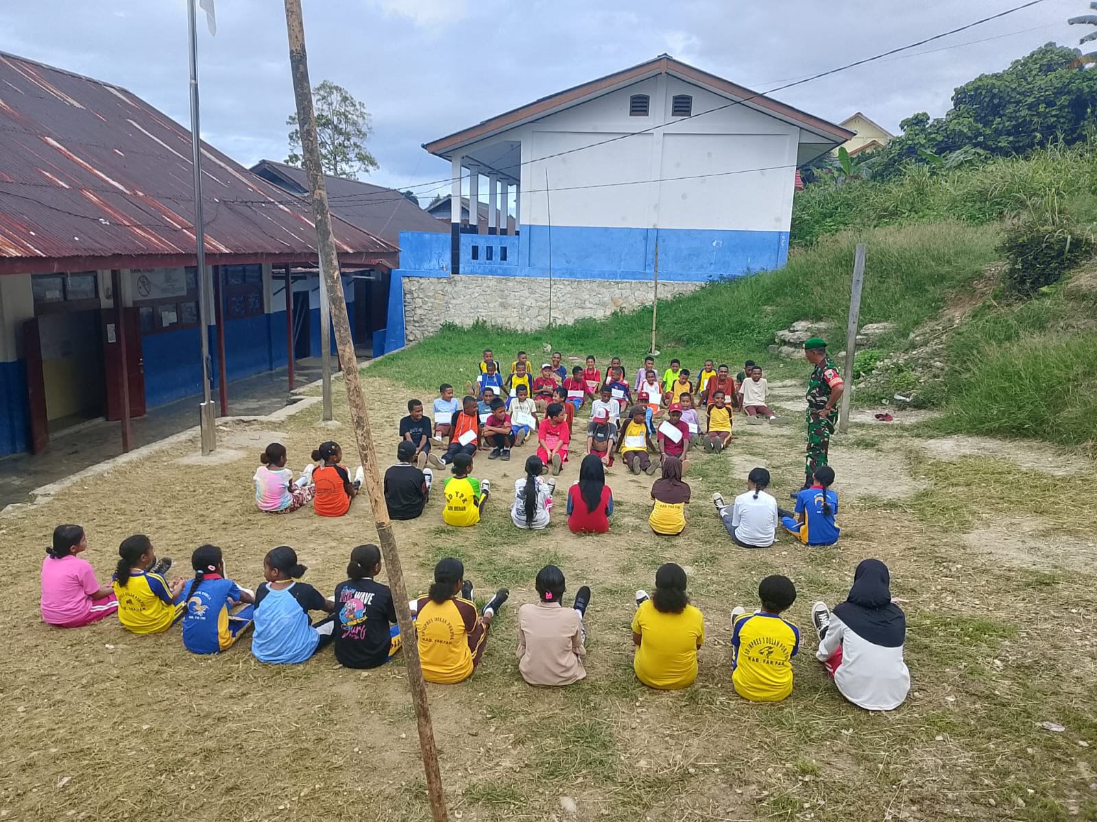 Lewat Latihan PBB, Babinsa Koramil 1803-01/Fakfak Bentuk Karakter dan Jiwa Nasionalisme Siswa Baru