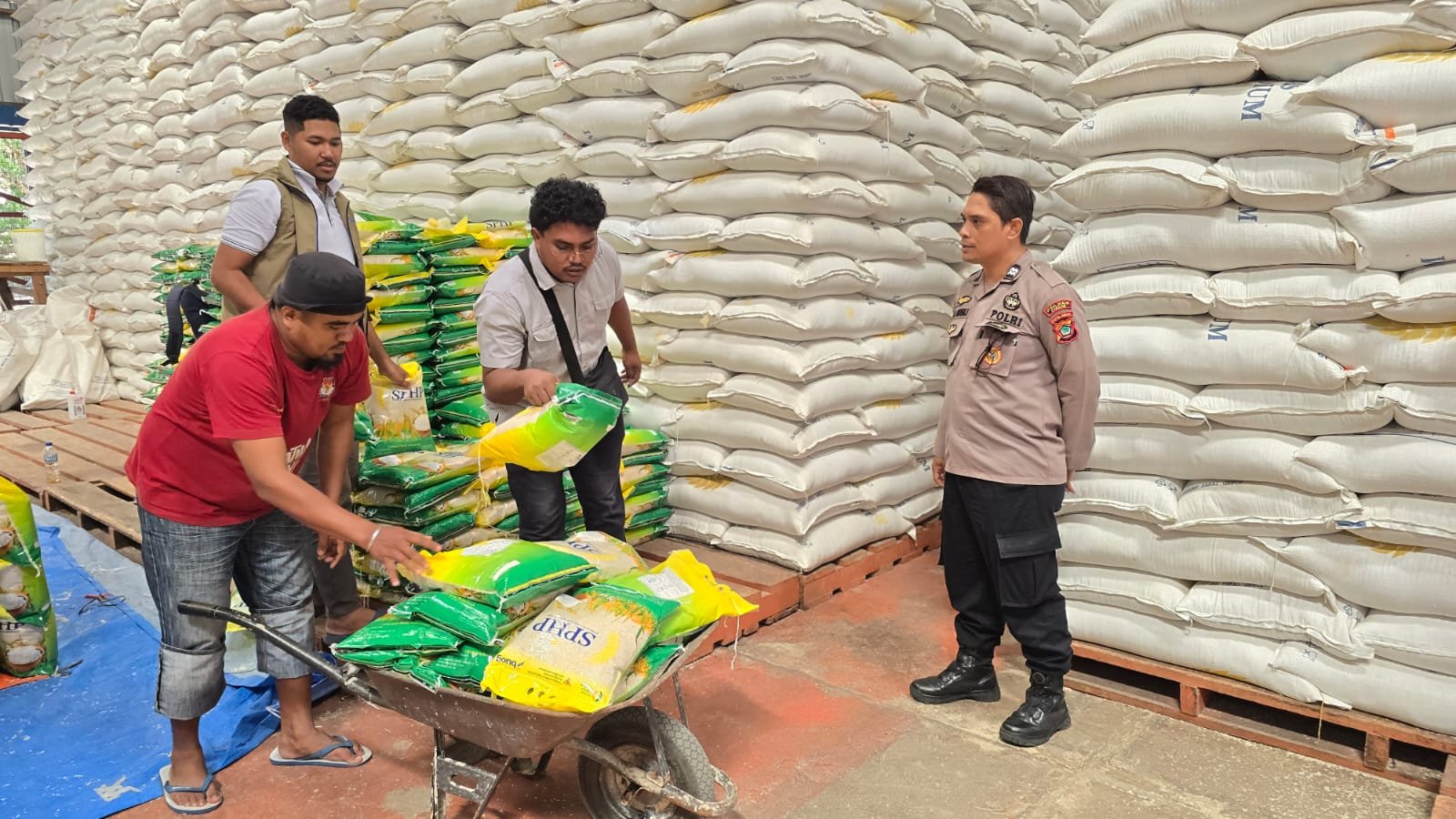 Ringkan Beban Warga, Polsek Fakfak Salurkan 3 Ton Beras SPHP Harga Terjangkau